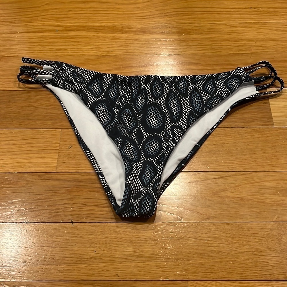 CUPSHE swim bottom size XXlarge.